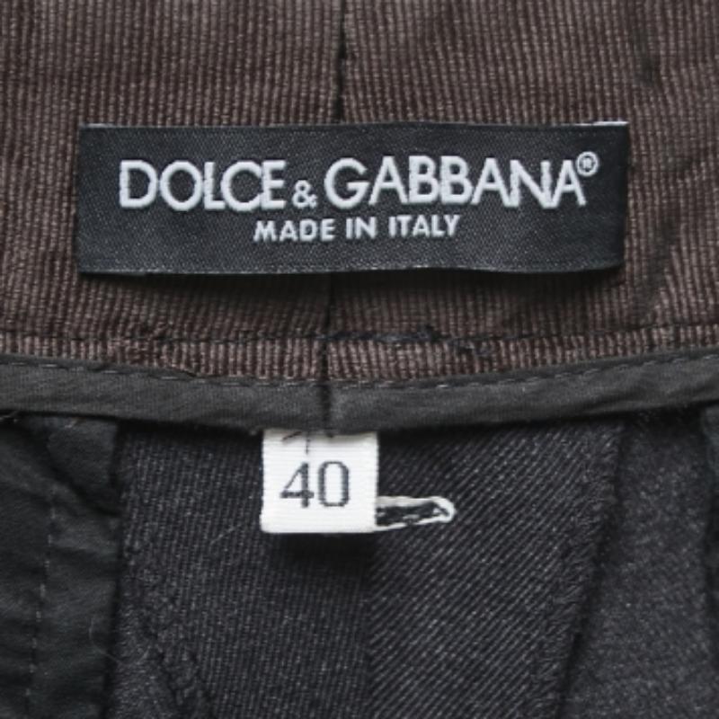 Werten Sie Ihre formelle Kleidung mit dieser Hose auf. Mit dieser Hose, die eine hervorragende Silhouette und Passform aufweist, sehen Sie garantiert elegant aus.
