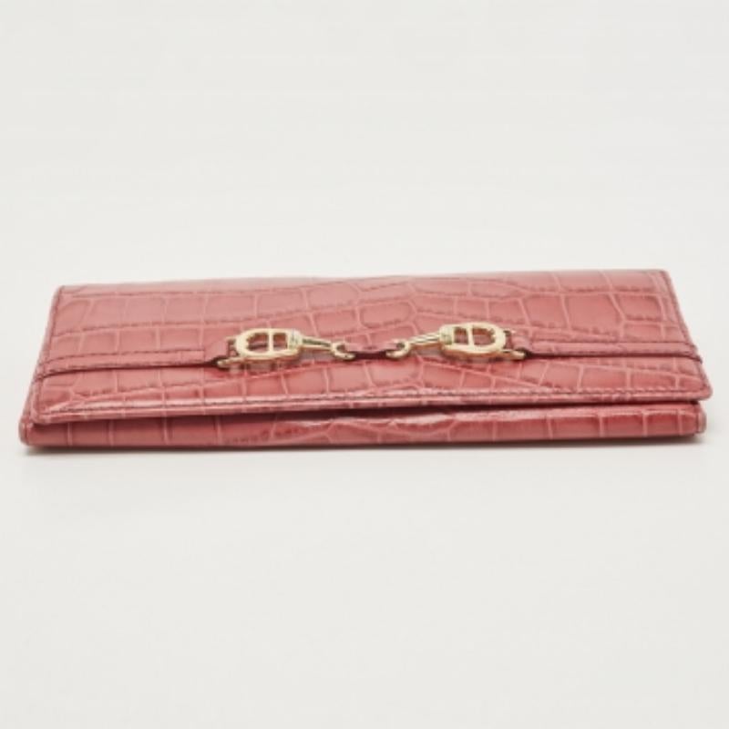 Cartera Continental de Piel de Cocodrilo Rosa Aigner en Bueno estado para la venta en Dubai, Al Qouz 2