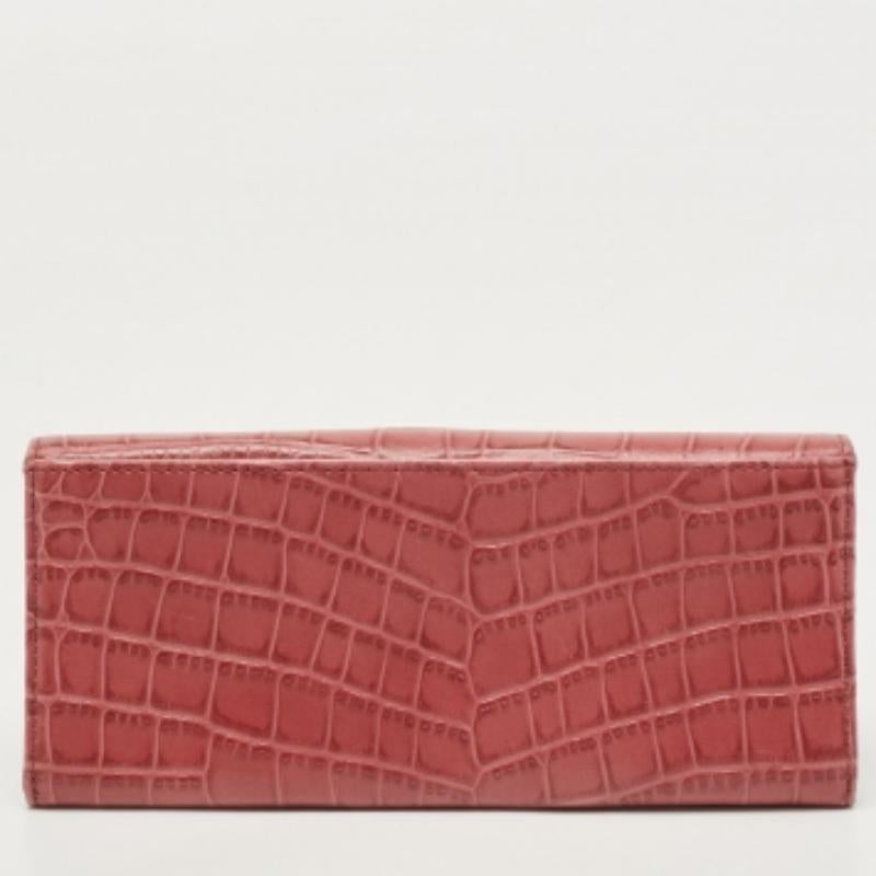 Compacta y elegante, esta cartera se convertirá en su compañera favorita para llevar. Diseñado con materiales de calidad, su interior está dividido en diferentes compartimentos para guardar perfectamente sus tarjetas y dinero en efectivo.