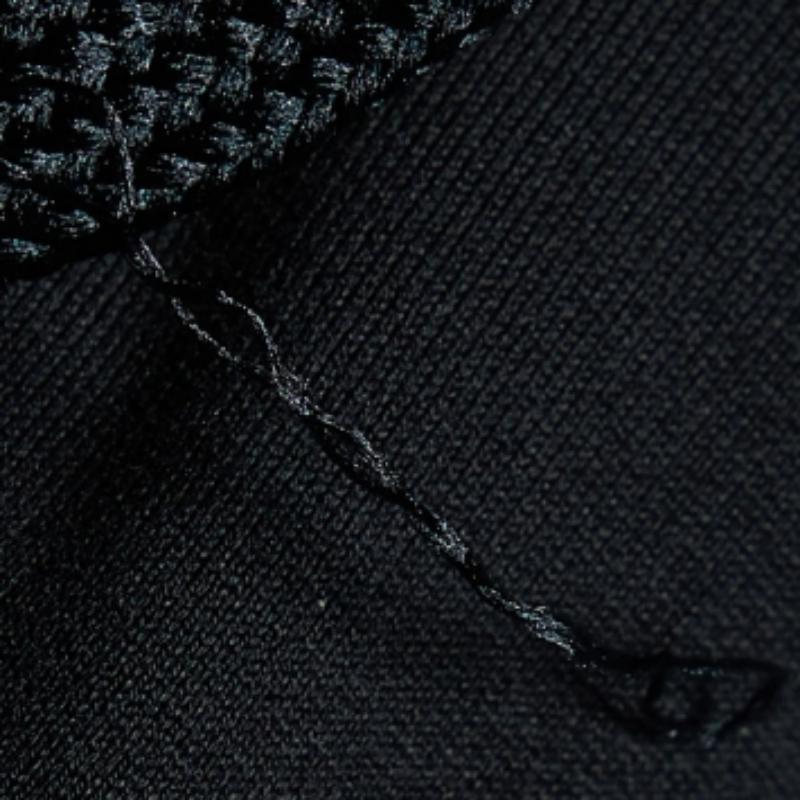 Esta chaqueta de Emilio Pucci ofrece la satisfacción de un ajuste cómodo y un estilo refinado. Está tejida en algodón y diseñada con un cierre delantero de cremallera y un ribete estampado a lo largo del dobladillo.