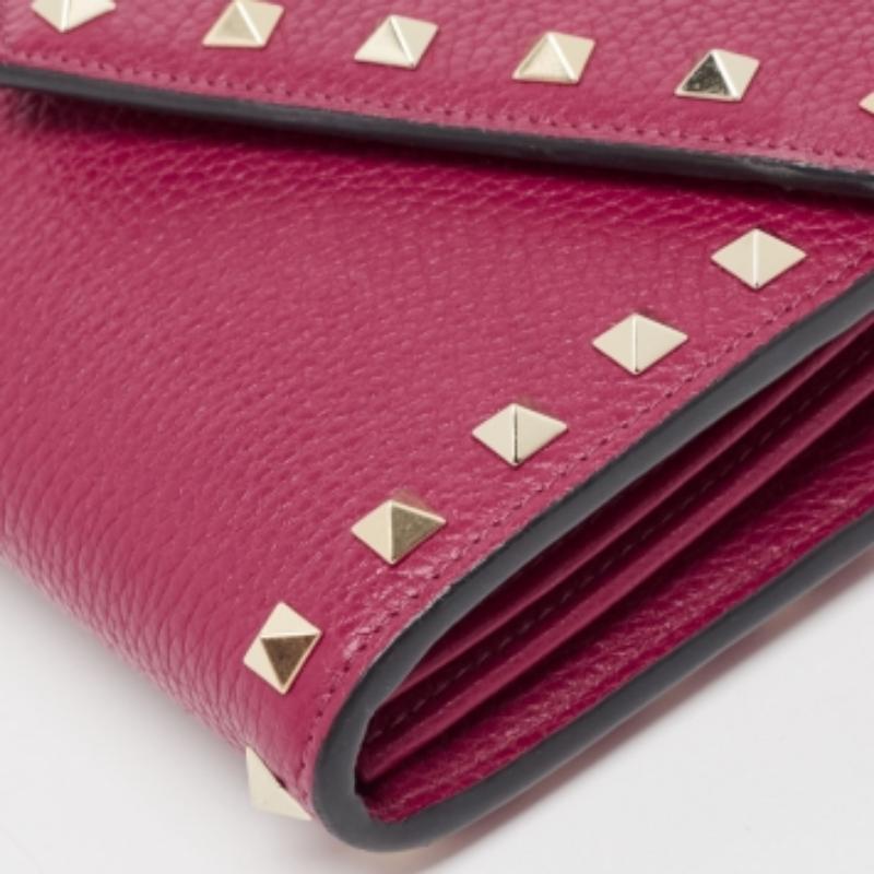 Este monedero con cadena está cómodamente diseñado para llevarlo fácilmente. Viene con un interior bien espaciado para que puedas organizar tus tarjetas y tu dinero de forma ordenada. Esta elegante pieza se completa con una cadena de eslabones.