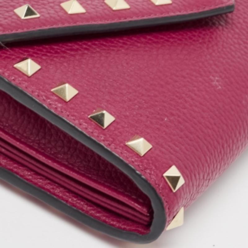 Valentino Cartera sobre Rockstud de piel rosa con cadena en Excelente estado para la venta en Dubai, Al Qouz 2