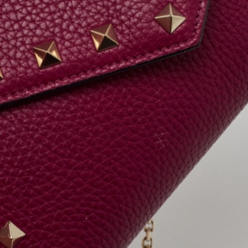 Valentino Cartera sobre Rockstud de piel rosa con cadena en venta 3