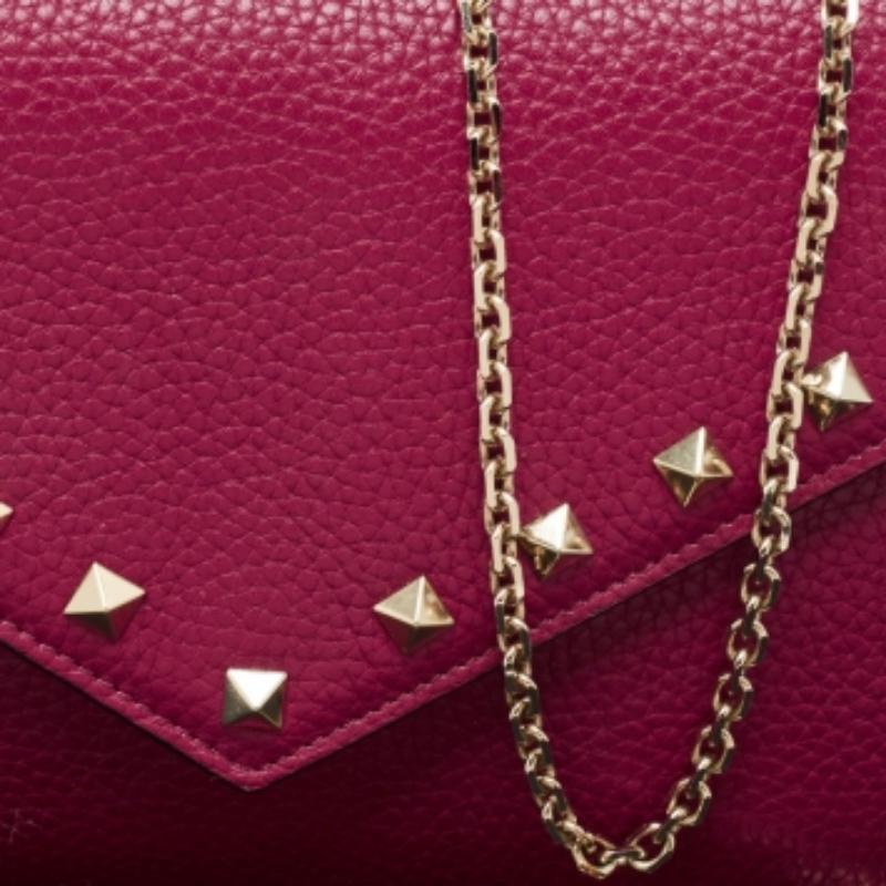Valentino Cartera sobre Rockstud de piel rosa con cadena en venta 1