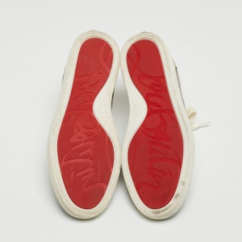 Un paio di scarpe per tutti i giorni che adorerai è questo di Christian Louboutin. Queste sneakers low-top sono cucite in pelle e decorate con lacci e glitter.
