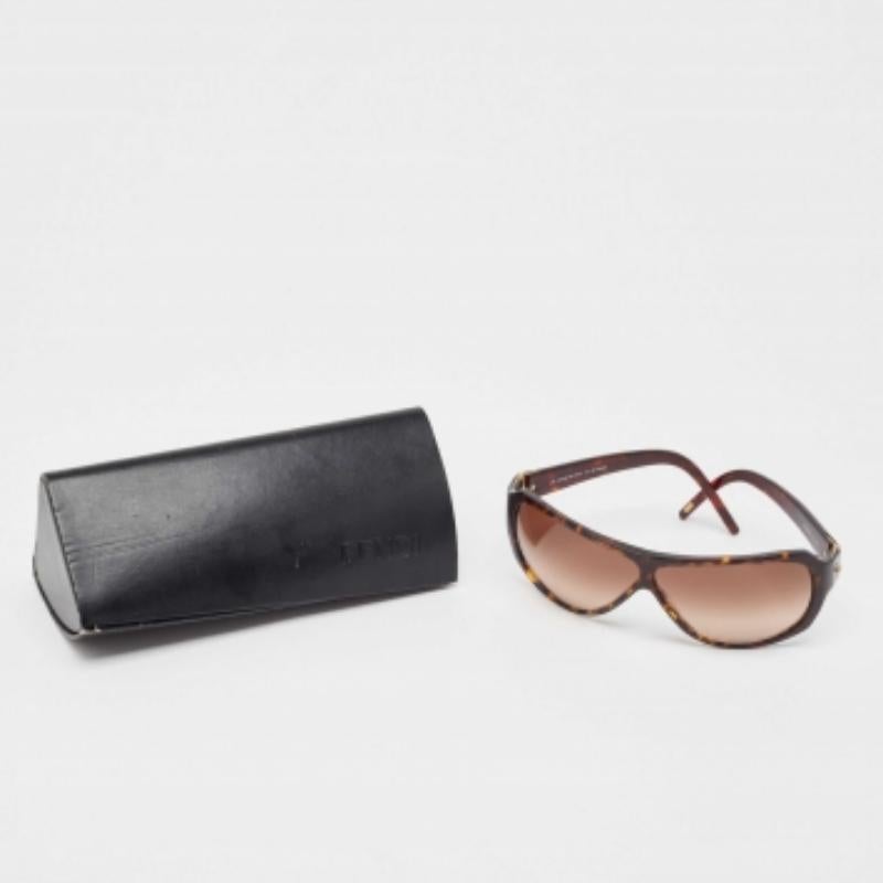 Confeccionadas en acetato, estas gafas de sol Fendi son la mejor forma de mantenerte fresco esta temporada de verano. Viene con lentes sutilmente degradadas y brazos anchos detallados con el logotipo de Fendi. Nos encanta su estilo sencillo pero