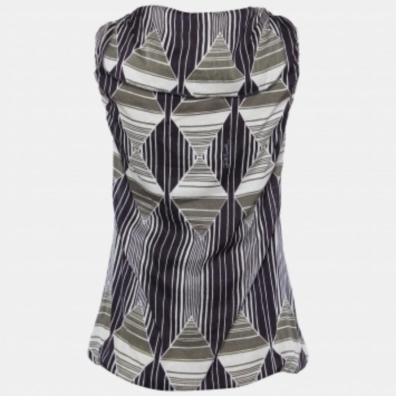 Este top de diseño te aportará estilo y comodidad. Confeccionada con los mejores tejidos, la creación se ha cuidado hasta el más mínimo detalle. Combínala con unos vaqueros y unas bailarinas.
