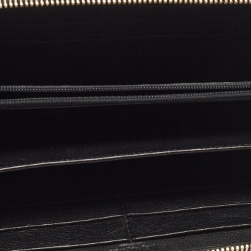 Yves Saint Laurent Schwarz Alligator Zip um Brieftasche im Zustand „Relativ gut“ im Angebot in Dubai, Al Qouz 2