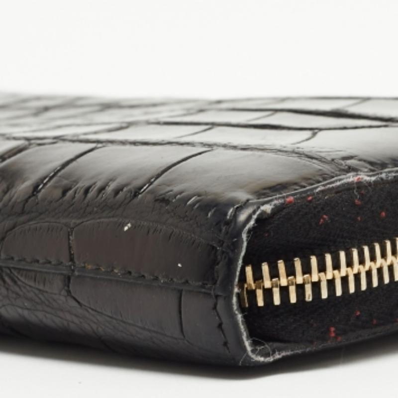 Dieses Yves Saint Laurent Portemonnaie ist ein luxuriöses Accessoire, das sich als äußerst funktionell erweisen wird. Er ist außen aus strapazierfähigen MATERIALEN gefertigt und verfügt über ein gut organisiertes Innenleben.
