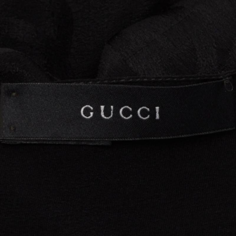 Que ce soit sur une tenue de soirée ou une tenue décontractée chic, Gucci assure un élément de style supplémentaire avec cette magnifique écharpe. Confectionnée en soie, cette création noire est mise en valeur par le motif GG qui l'orne.