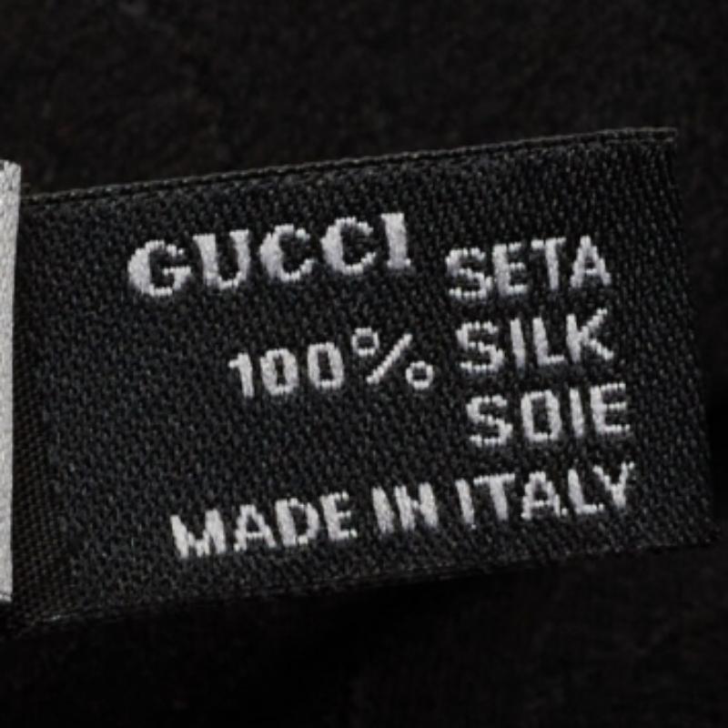 Noir Étole frangée en soie à motif GG de Gucci, noir en vente