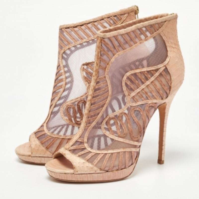 Vous pouvez compter sur ces bottines Jimmy Choo pour une sensation d'élévation. Ils sont magnifiquement fabriqués et conçus pour offrir un bon ajustement et une portance confortable.