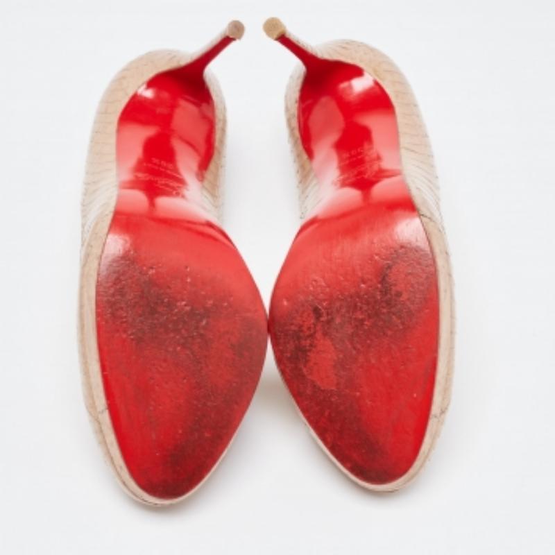 Christian Louboutin Serpiente de Agua Beige Bombas Nuevas Simples Talla 39.5 en Bueno estado para la venta en Dubai, Al Qouz 2
