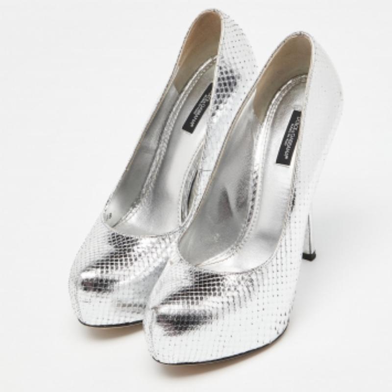 Dolce & Gabbana Silver Python Platform Pumps Size 38 In Good Condition For Sale In Dubai, Al Qouz 2