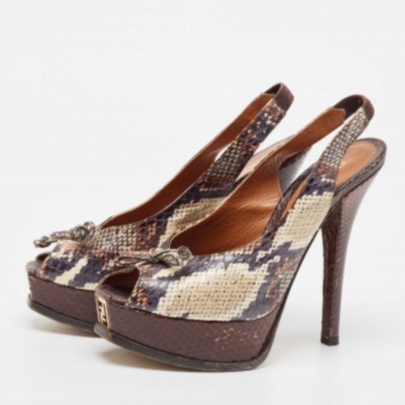 Descubre el epítome de la elegancia con estos zapatos de salón para mujer de Fendi. Meticulosamente diseñados, estos tacones combinan a la perfección moda y comodidad, para que brilles en cualquier situación.