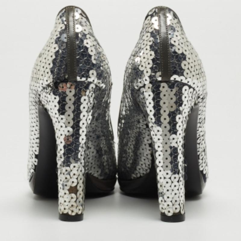 Miu Miu Silver Sequin Round Toe Pumps Size 37 In Good Condition For Sale In Dubai, Al Qouz 2