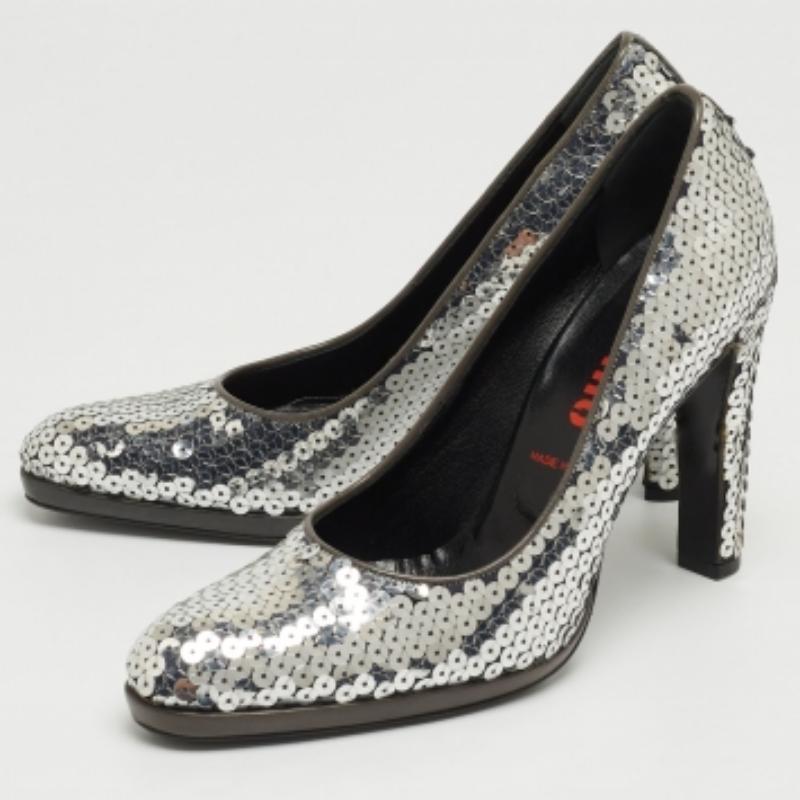 Miu Miu Silver Sequin Round Toe Pumps Size 37 For Sale 3