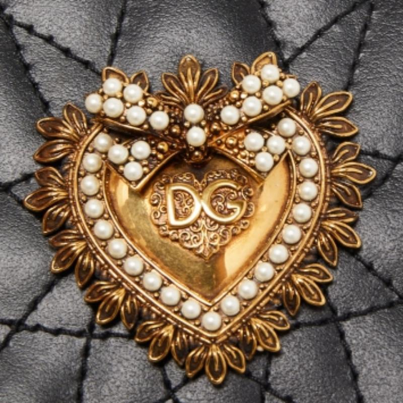 Cette housse signée Dolce & Gabbana est destinée aux utilisateurs d'iPhone XS. Il est en cuir et présente le célèbre motif du Sacré-Cœur sur une base matelassée. L'étui Devotion a été conçu pour protéger votre téléphone tout en complétant votre