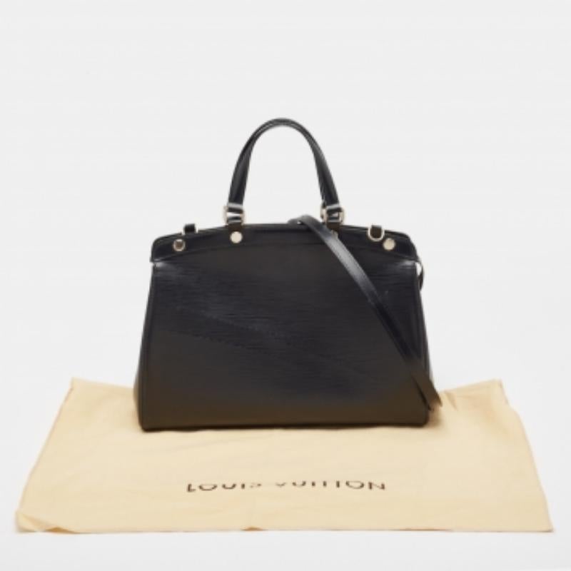 Louis Vuitton Borsa Brea MM in pelle di Epi nera in vendita 4