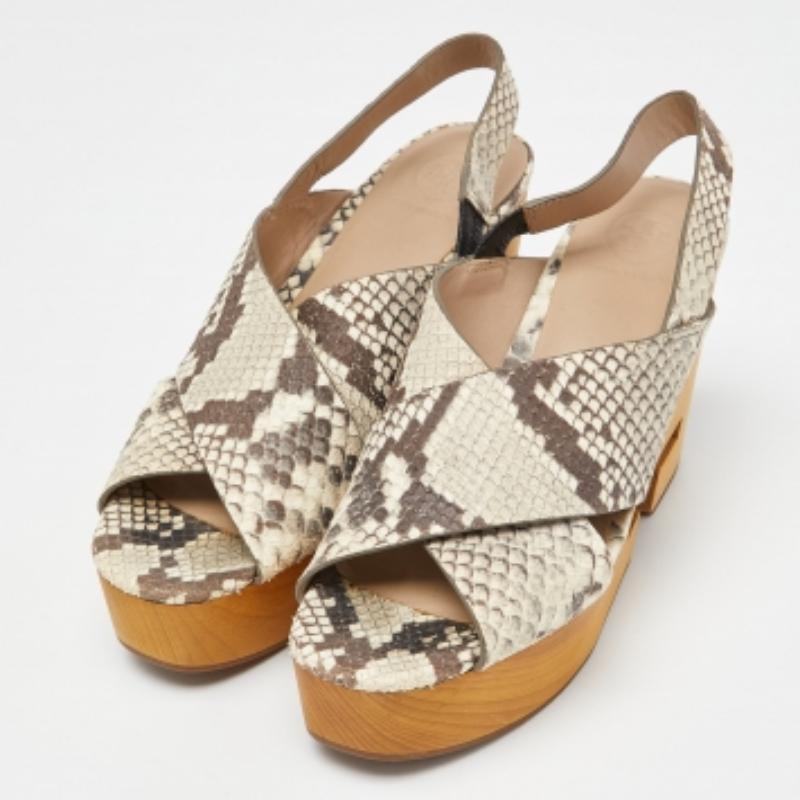 These sandals are chic and constructed with care for a great fit. Crafted from quality materials, they are durable, easy to style, and fabulous, with comfortable interiors, artful designing, and beautiful uppers.