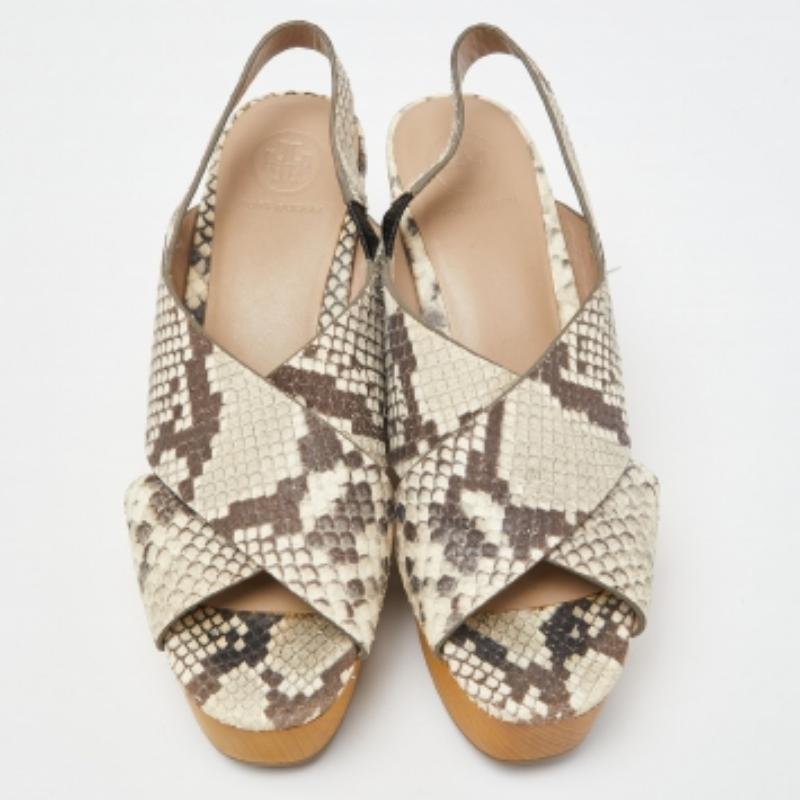 Tory Burch Beige Python Embossed Cork Wedge Strappy Platform Sandals Size 38.5 In Good Condition For Sale In Dubai, Al Qouz 2