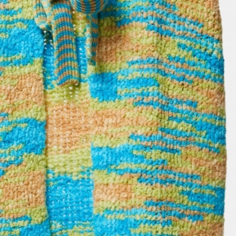 Ce cardigan Missoni est une fusion de sophistication et de confort. Confectionné avec un soin méticuleux, ce cardigan allie sans effort luxe et confort, ce qui en fait le complément idéal de votre ensemble élégant et décontracté.