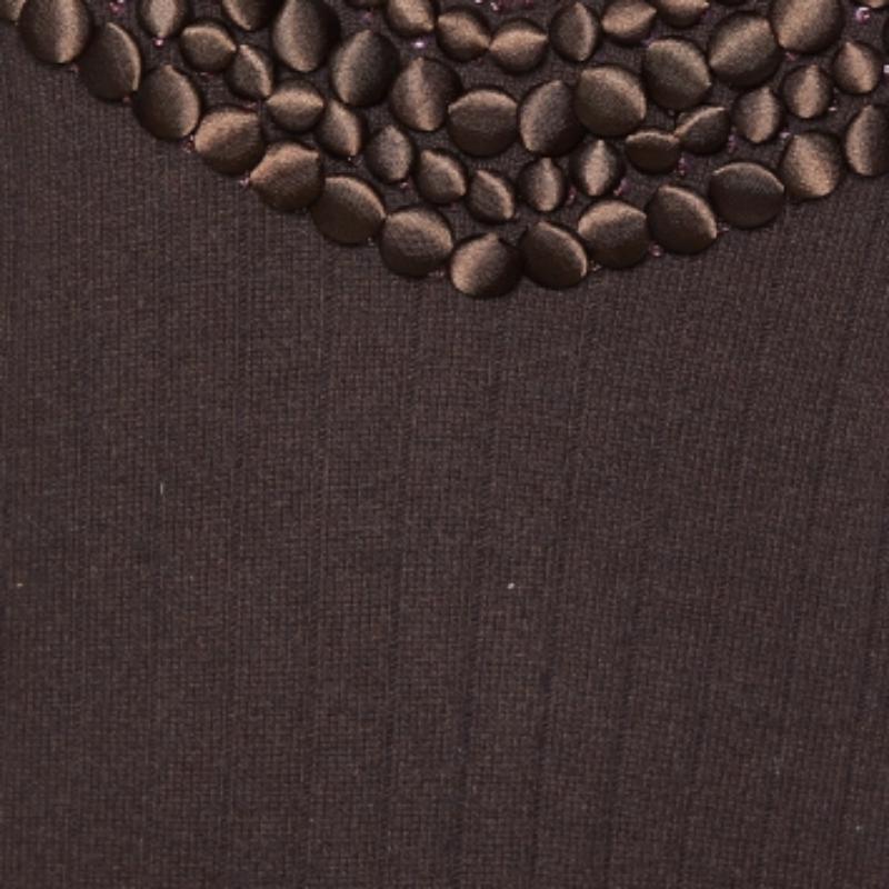 Una confección cuidada, materiales de calidad y cortes elegantes hacen de este top de diseño una pieza para atesorar. Se presenta en un diseño clásico para que sea fácil de estilizar.