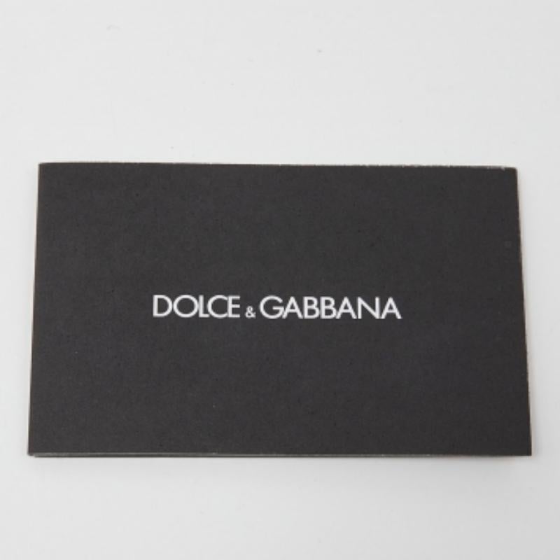 Optez pour une protection élégante de votre téléphone avec cette housse Dolce & Gabbana en cuir. Il est orné d'un gaufrage en forme de lézard et d'une plaque de logo sur le devant pour une touche de signature. Cette pièce est adaptée à l'iPhone 6.