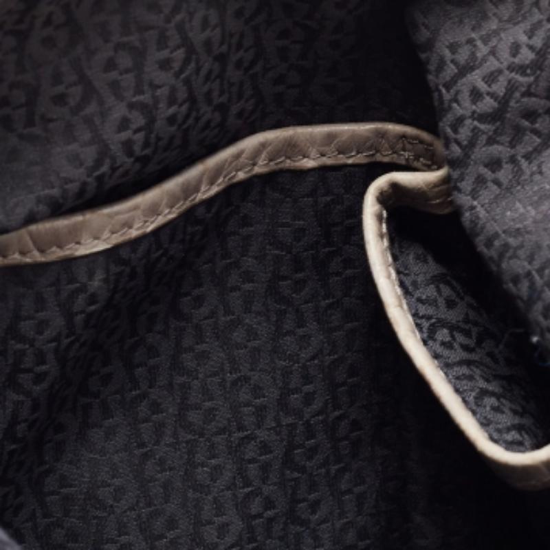 Aigner Graue Lederhandtasche mit Krokoprägung im Angebot 1
