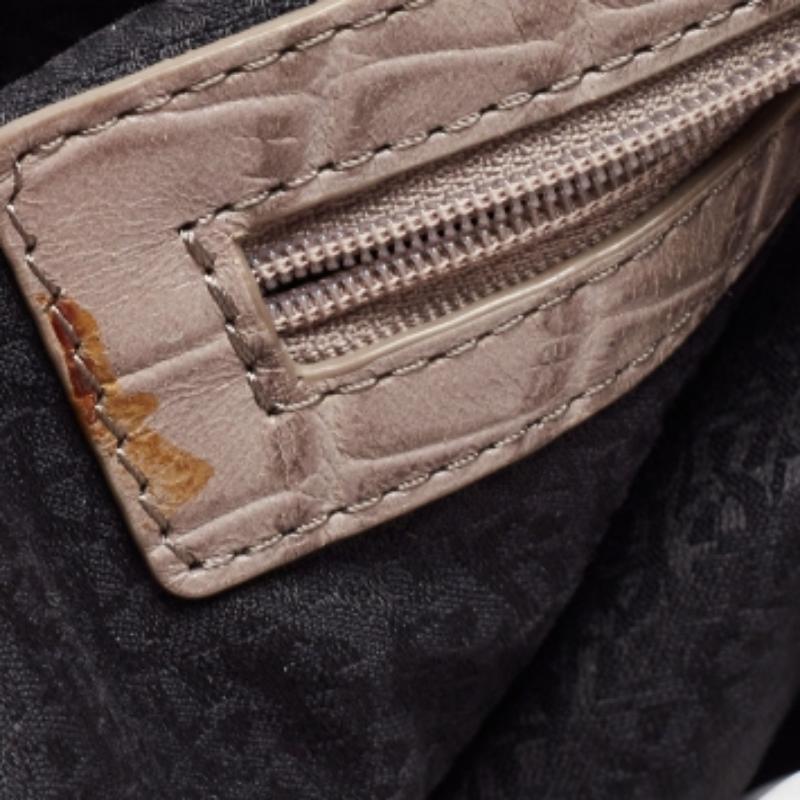 Stilvolle Handtaschen hinterlassen immer einen modischen Eindruck. Kombinieren Sie diese Designer-Hobo mit Ihrer raffinierten Arbeitskleidung sowie mit schicken Freizeitlooks.