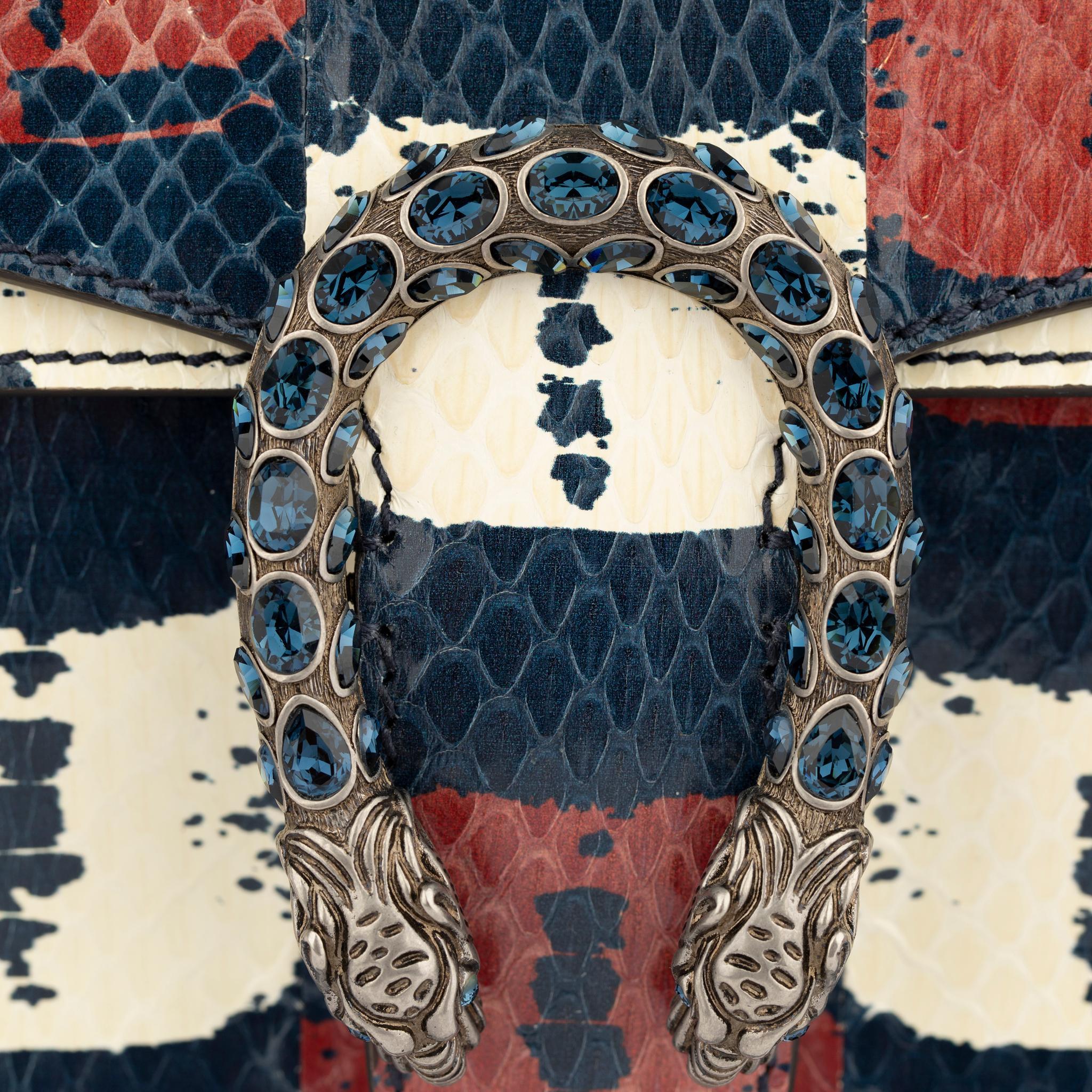 Marke:

Gucci

Produkt:

Dionysos Umhängetasche

Größe:

L 26 X H 17 X T 7 Cm

Farbe:

Blau, Rot & Weiß

MATERIAL:

Python

Hardware:

Gealterter Silber-Ton mit Kristall

Kette fallen lassen:

76 Cm

Bedingung:

Tadellos; Neu oder nie