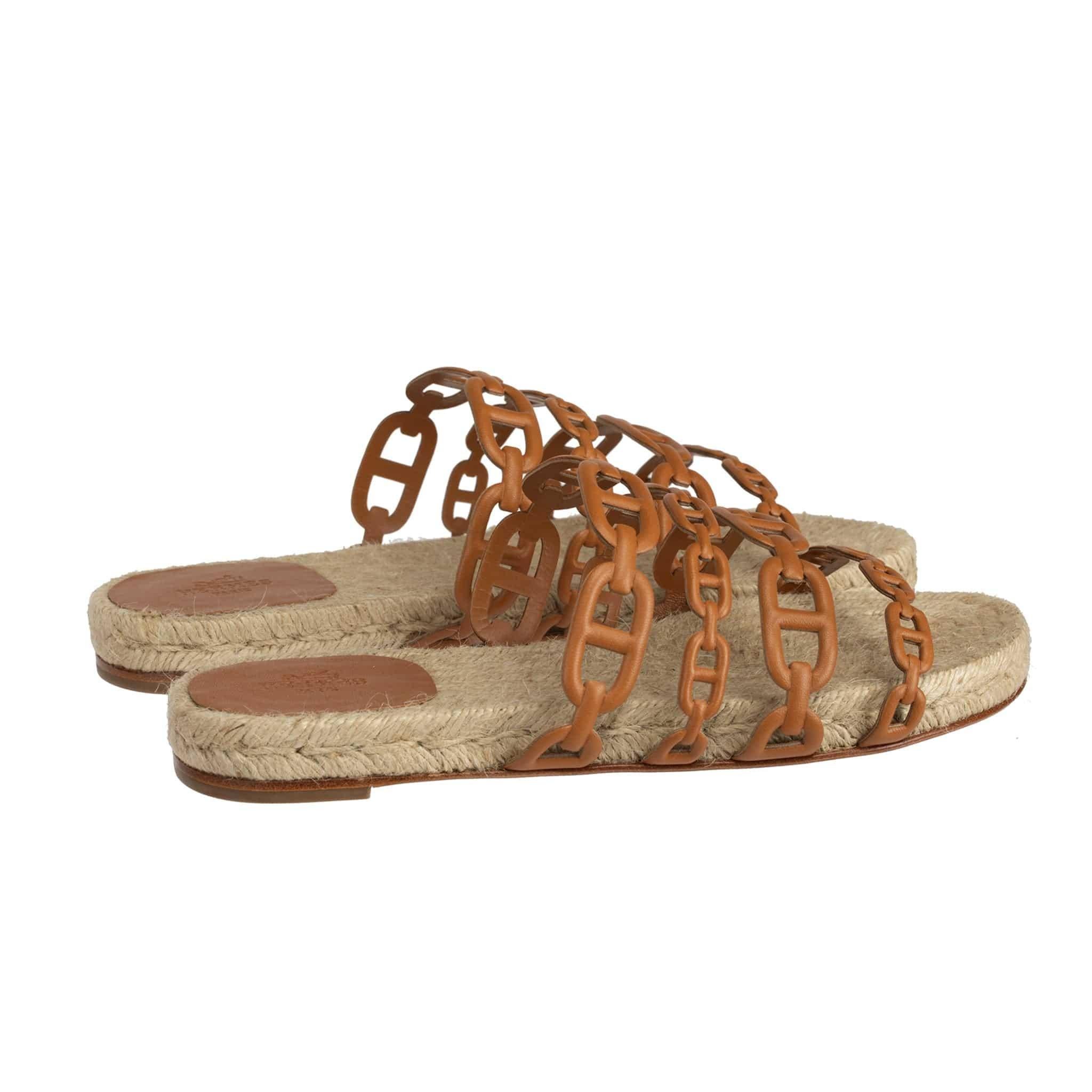 Marca:

Hermes

Producto:

Alpargata Ancone

Tamaño:

38 Fr

Color:

Oro

Material:

Piel de napa lisa y rafia

Estado:

Prístina; nueva o nunca usada

Acompañado por:

Caja Hermes, dos guardapolvos Hermes y lazo

