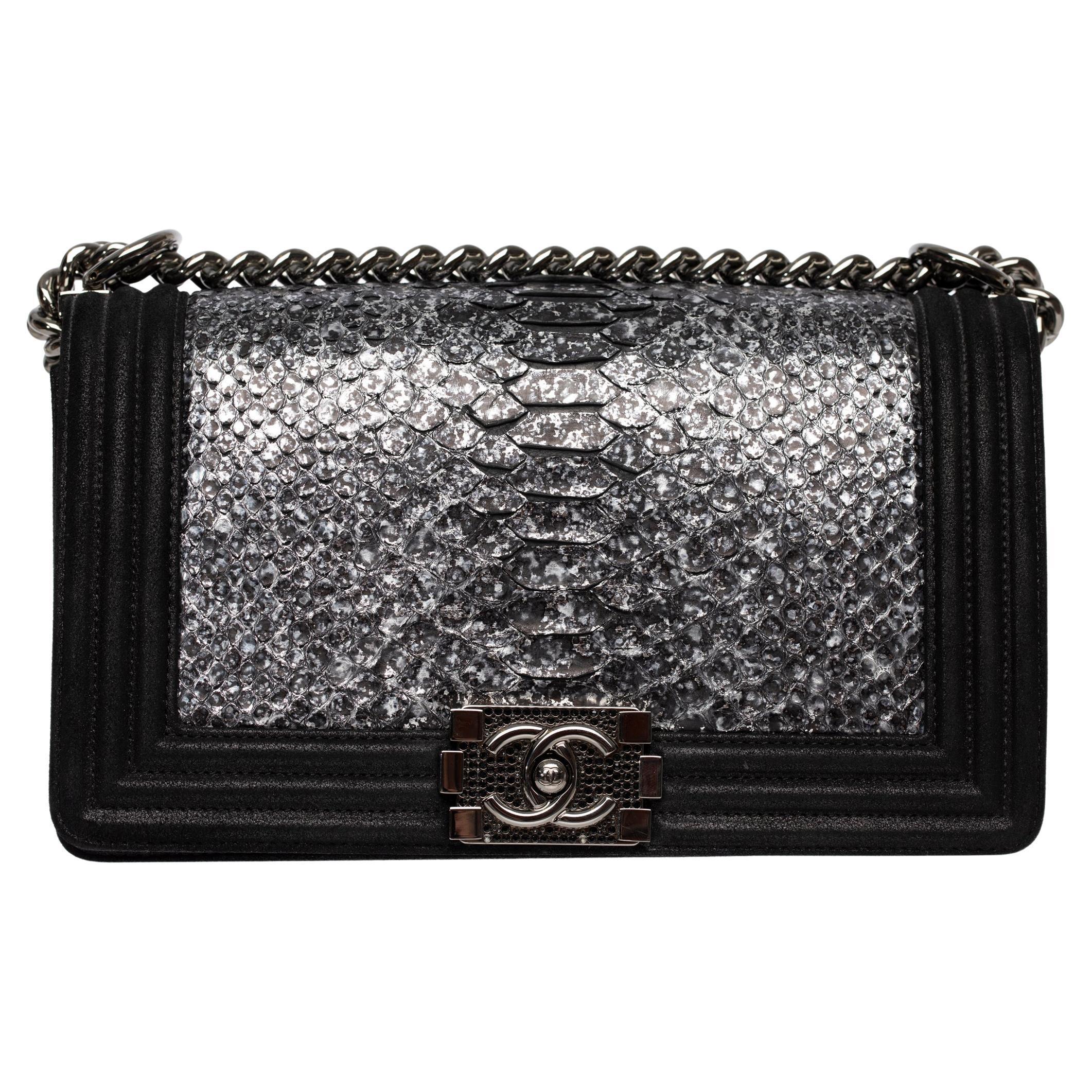 Chanel Silver in pelle di pitone e pelle di capra nera metallizzata Medium Le Boy in vendita