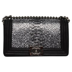 Chanel Silbernes Pythonleder & schwarzes metallisches Ziegenleder Medium Le Boy