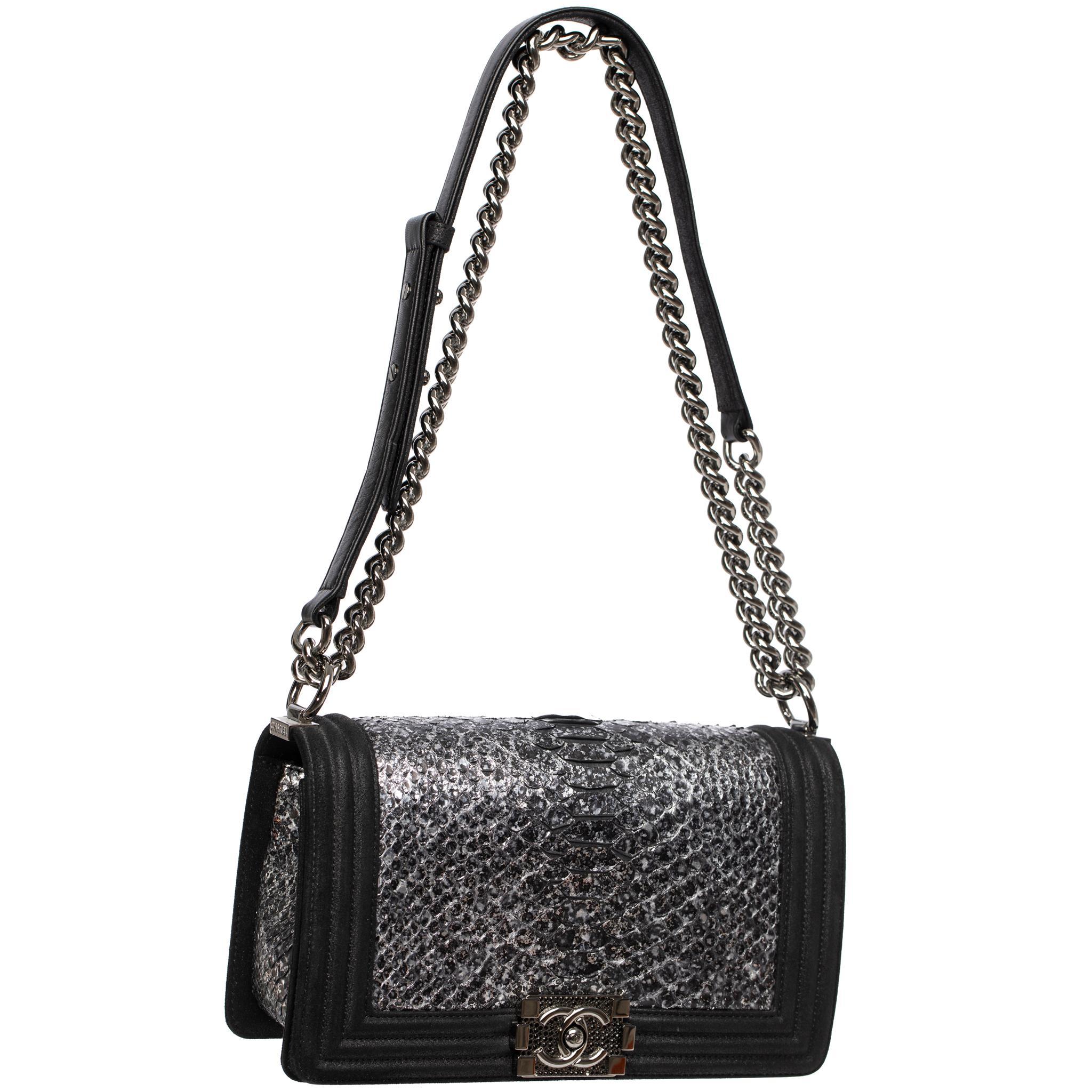 Chanel Silver in pelle di pitone e pelle di capra nera metallizzata Medium Le Boy in vendita 2