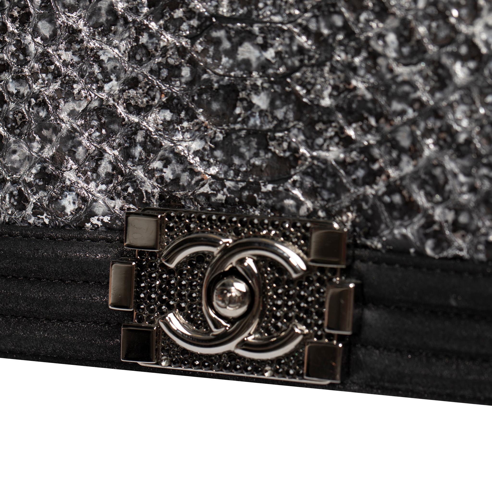 Chanel Silver in pelle di pitone e pelle di capra nera metallizzata Medium Le Boy in vendita 1