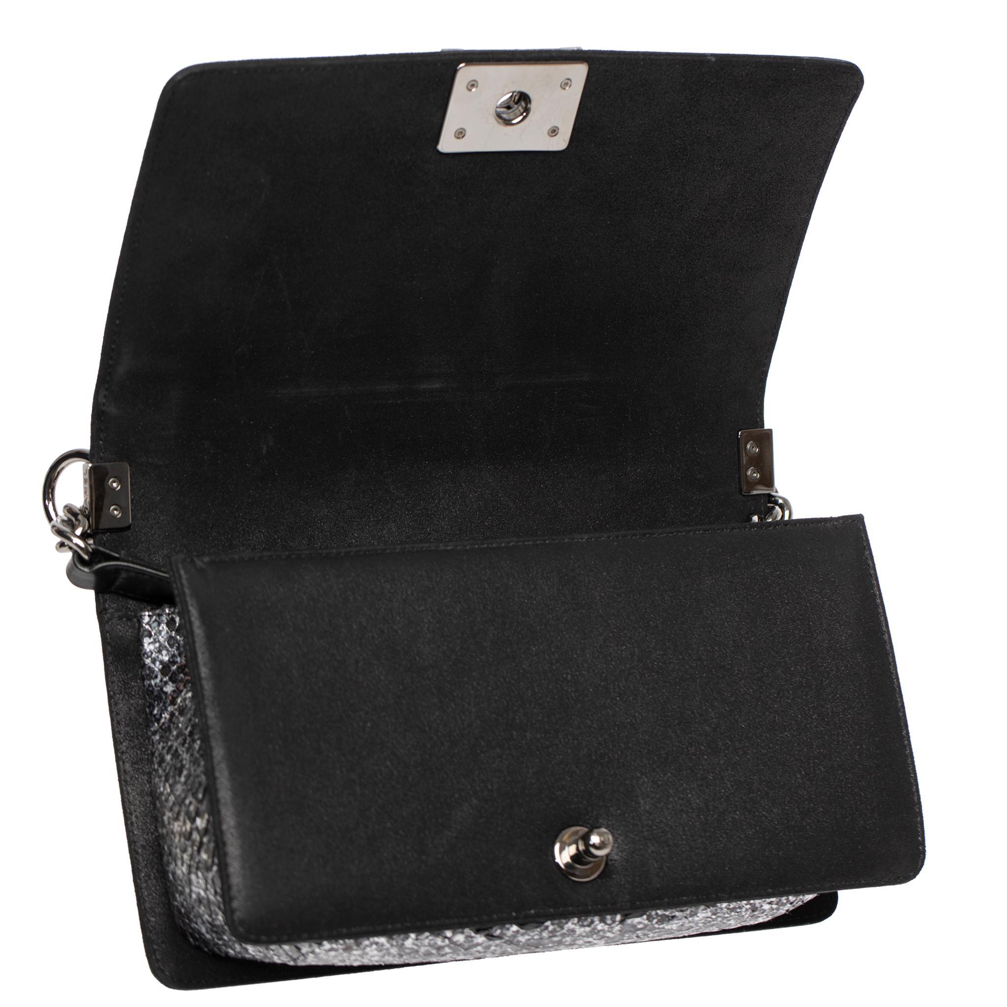 Chanel Silver in pelle di pitone e pelle di capra nera metallizzata Medium Le Boy in vendita 8