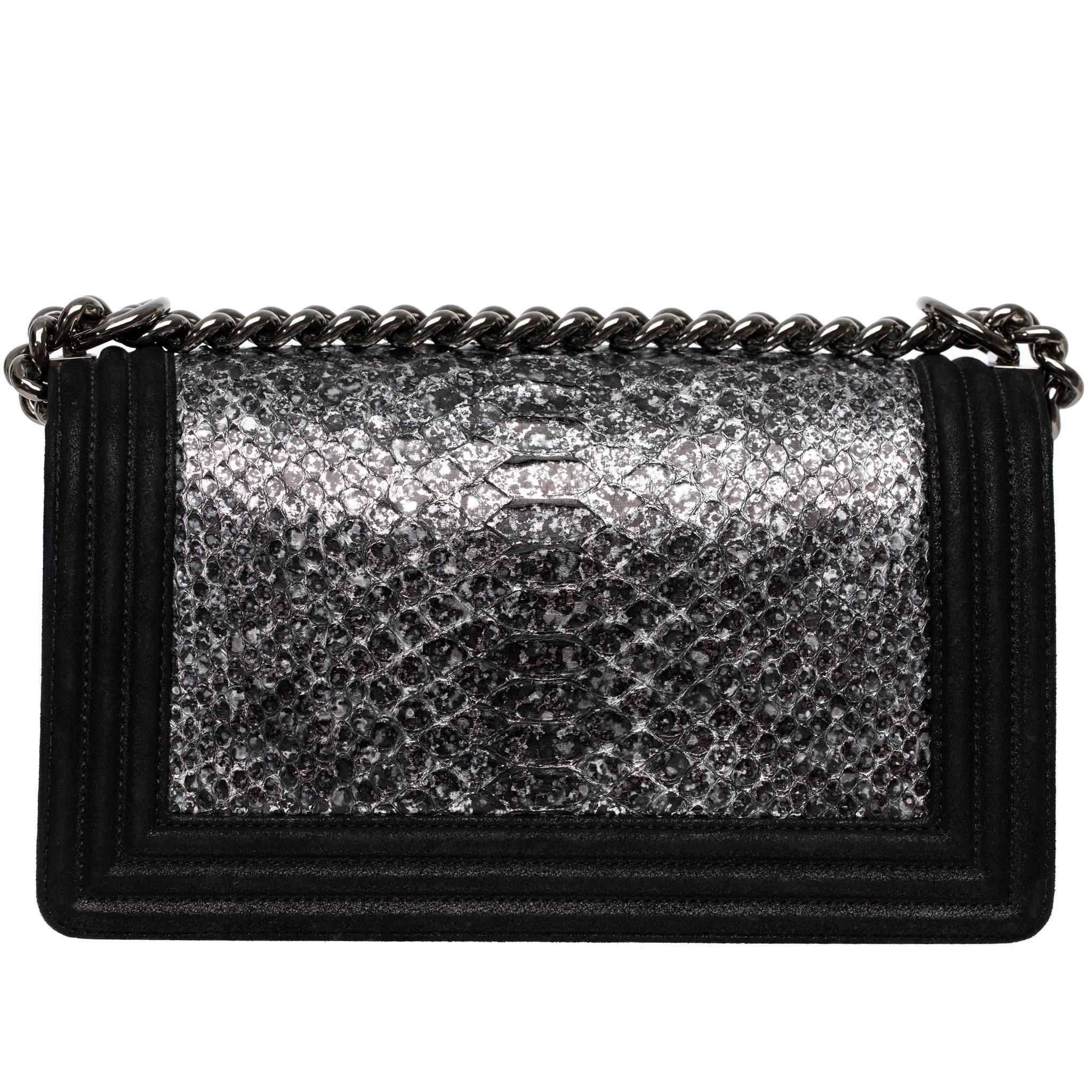 Chanel Silver in pelle di pitone e pelle di capra nera metallizzata Medium Le Boy in vendita 9