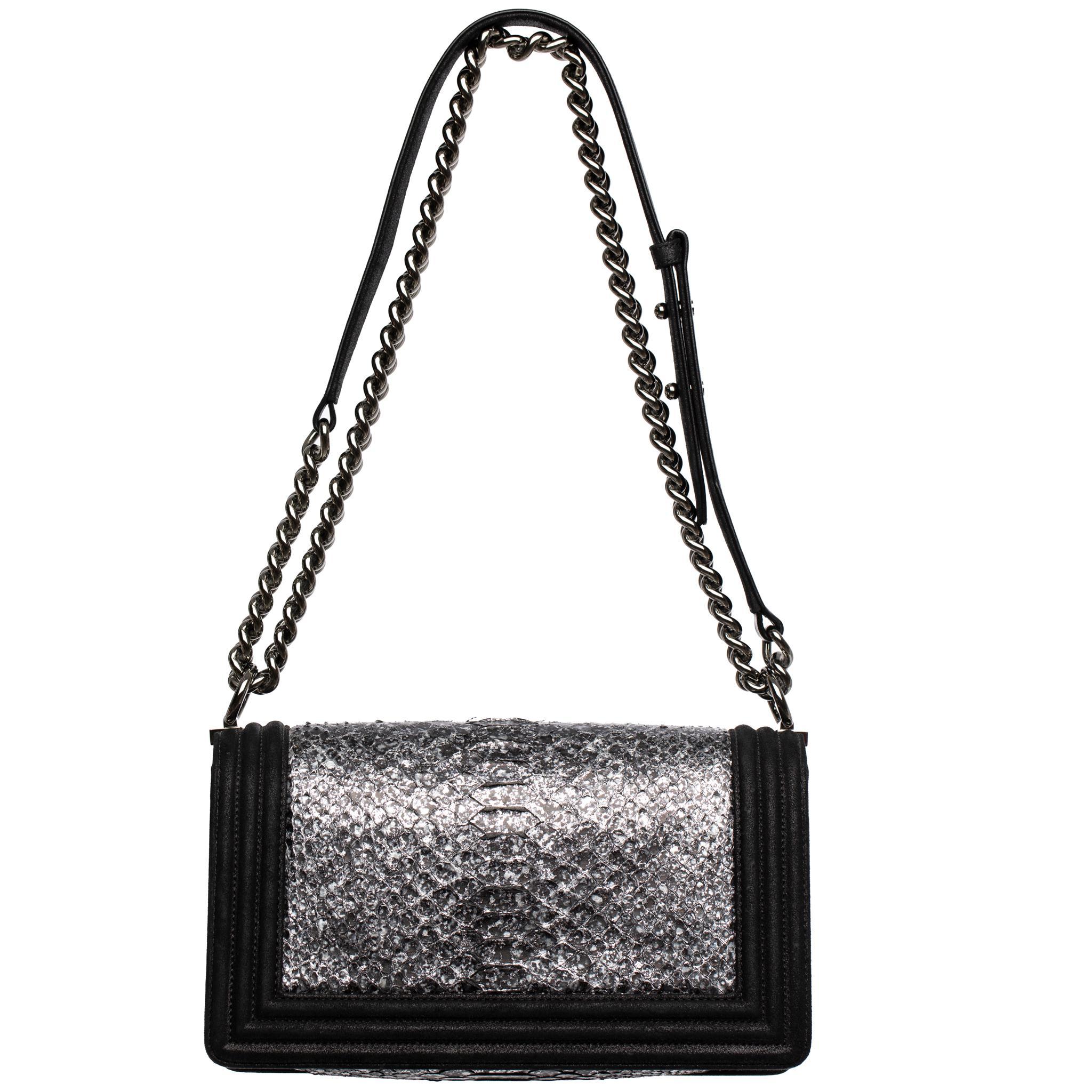 Chanel Silver in pelle di pitone e pelle di capra nera metallizzata Medium Le Boy in vendita 4