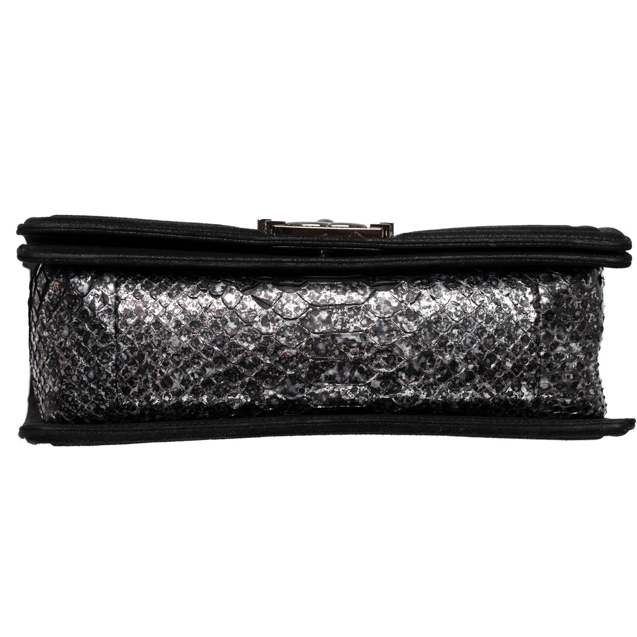 Chanel Silver in pelle di pitone e pelle di capra nera metallizzata Medium Le Boy in vendita 7