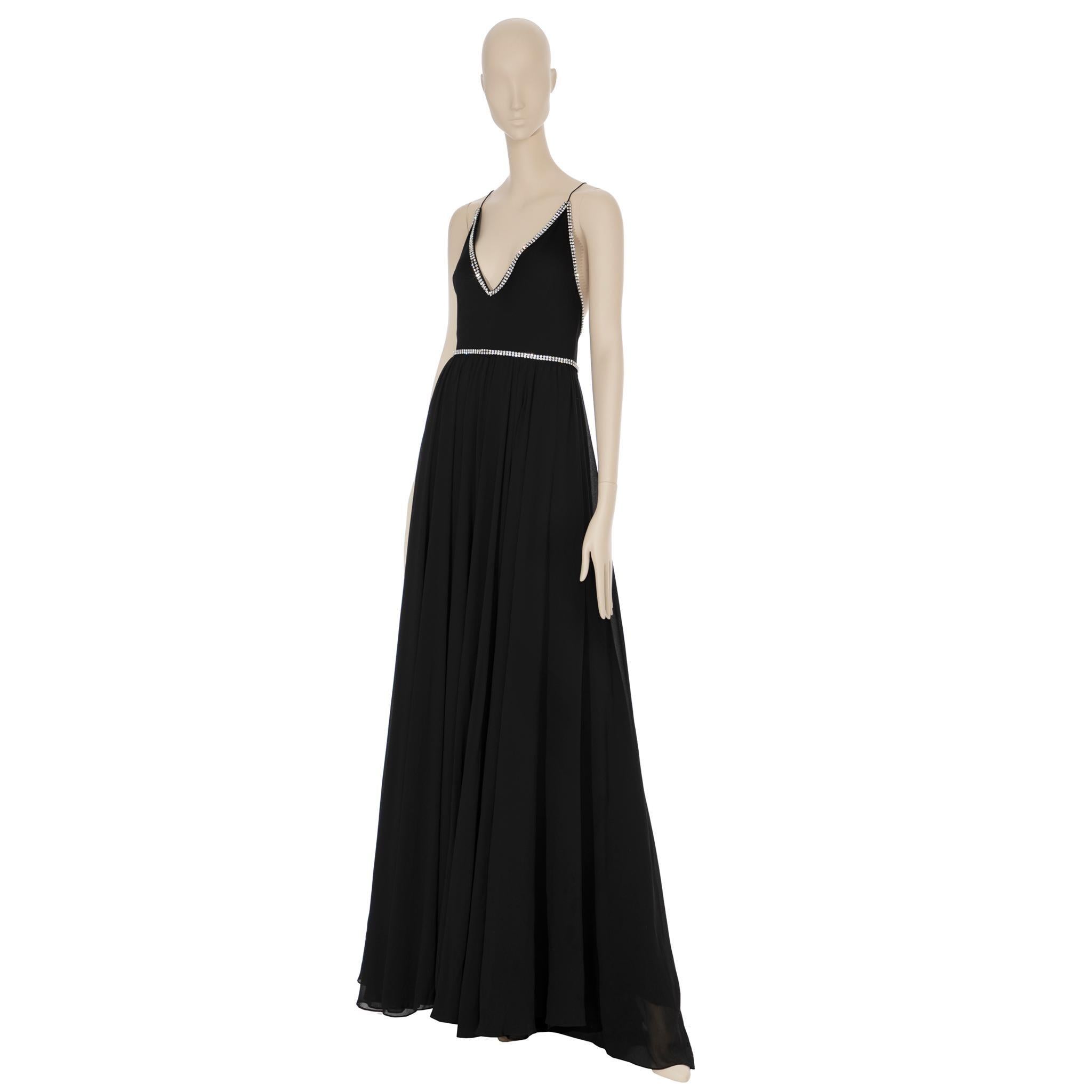 Dieses exquisit gefertigte schwarze Abendkleid von Saint Laurent ist mit schimmernden Kristallen verziert und wird bei Ihrem nächsten besonderen Anlass alle Blicke auf sich ziehen. Die zarten Kristalldetails hinterlassen einen bleibenden Eindruck