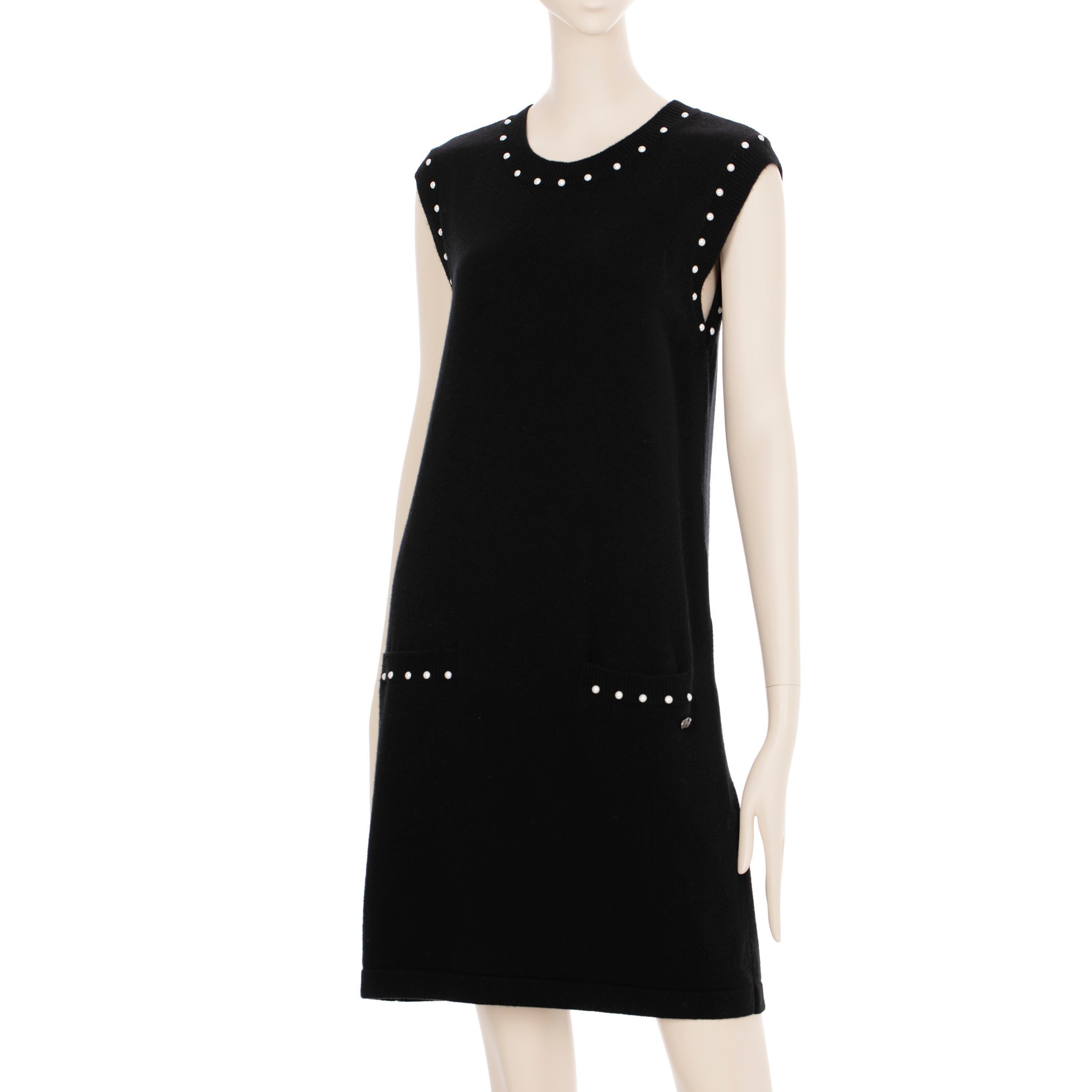 Noir Chanel - Robe en maille noire avec détails en fausses perles 40 FR en vente