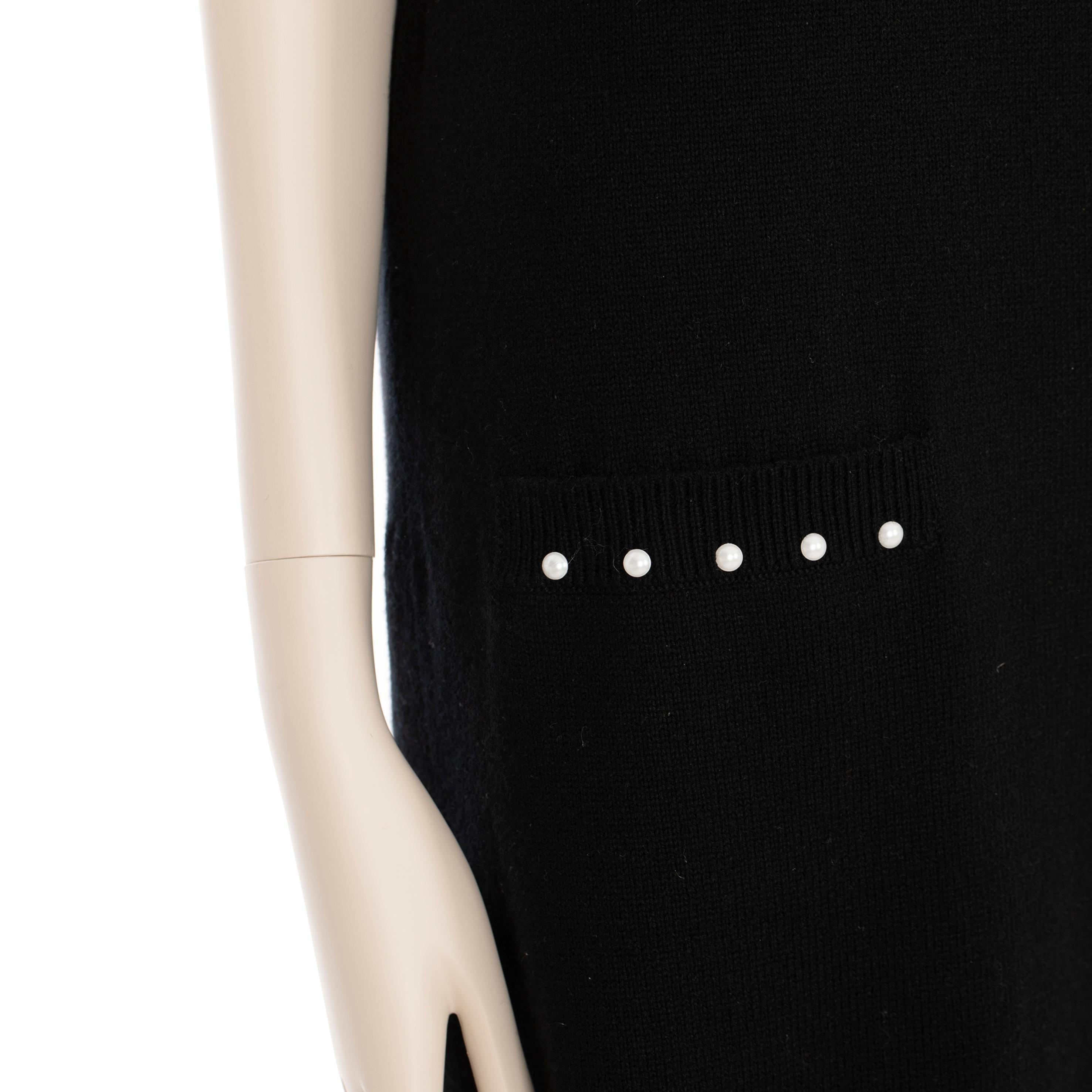 Chanel - Robe en maille noire avec détails en fausses perles 40 FR en vente 1