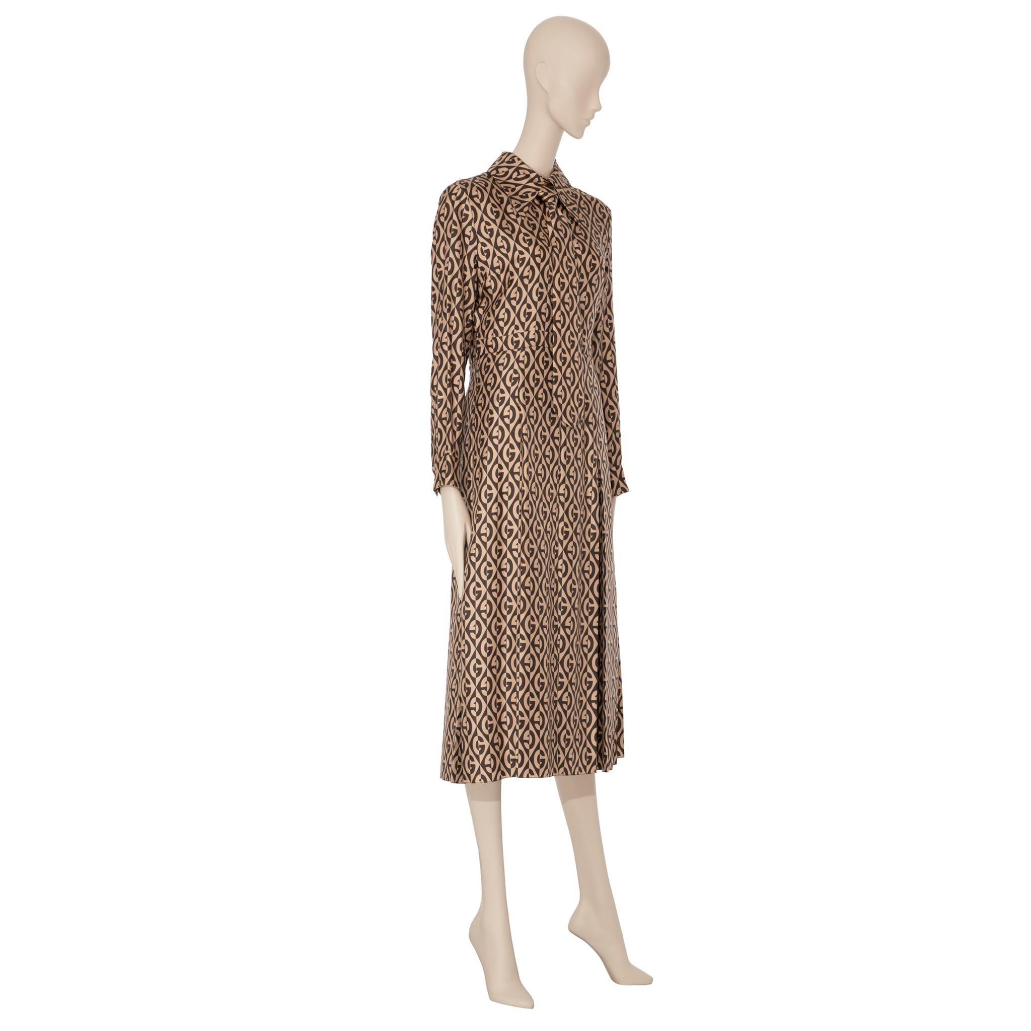 Marke:

Gucci

Produkt:

G Rombus Print Kleid Seide

Größe:

40 Es

Farbe:

Braun & Elfenbein

Material

100% Seide

Bedingung:

Unberührt; nie getragen

Einzelheiten

- Abnehmbare Krawatte

- 5 Frontknopf-Verschluss

- Seitlicher Reißverschluss

-