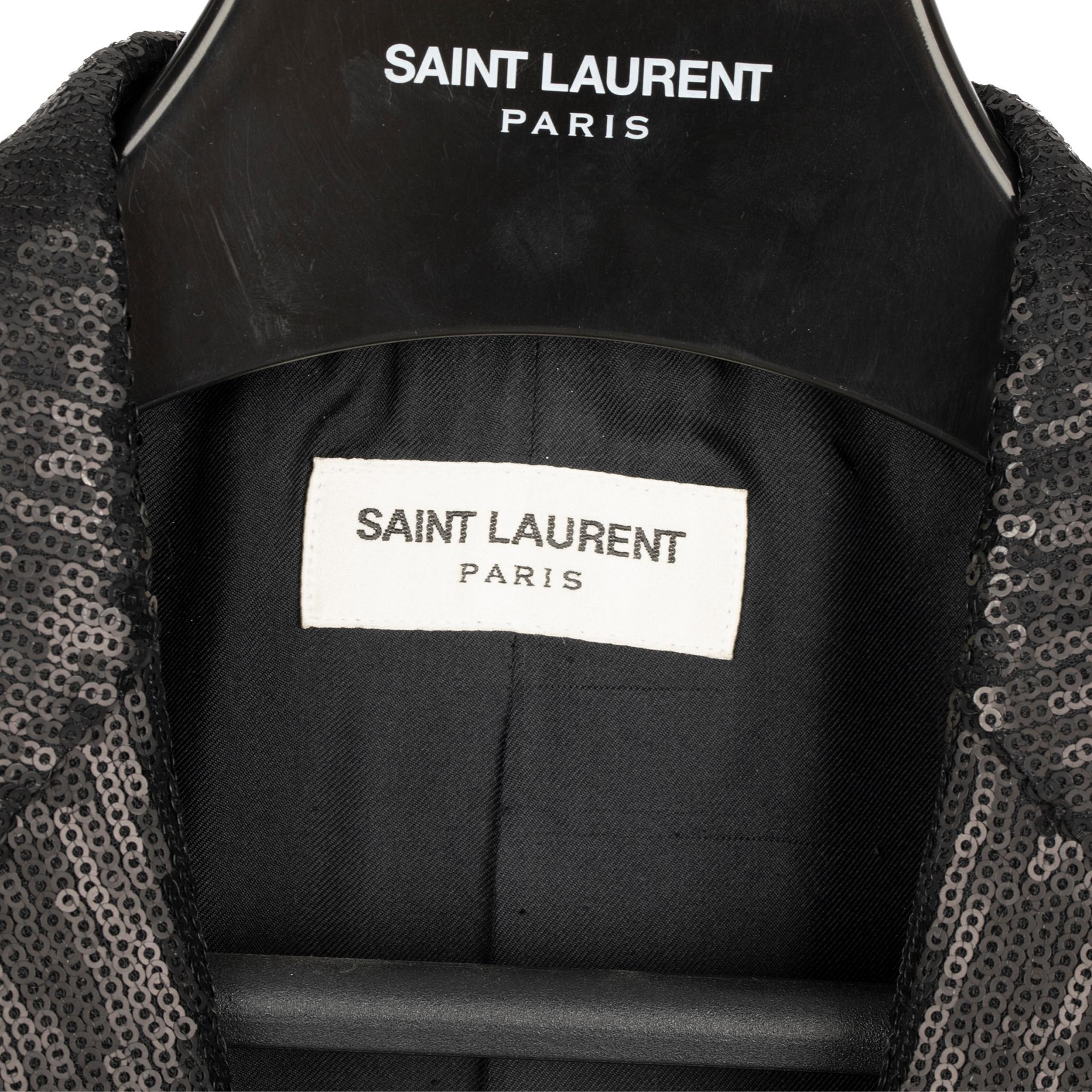 Cette veste de soirée Yves Saint Laurent est la pièce d'apparat idéale pour toute occasion spéciale. La matière noire à paillettes et la taille 34 FR offrent un look élégant et sophistiqué qui fera de vous le showstopper de la soirée.


Marque
