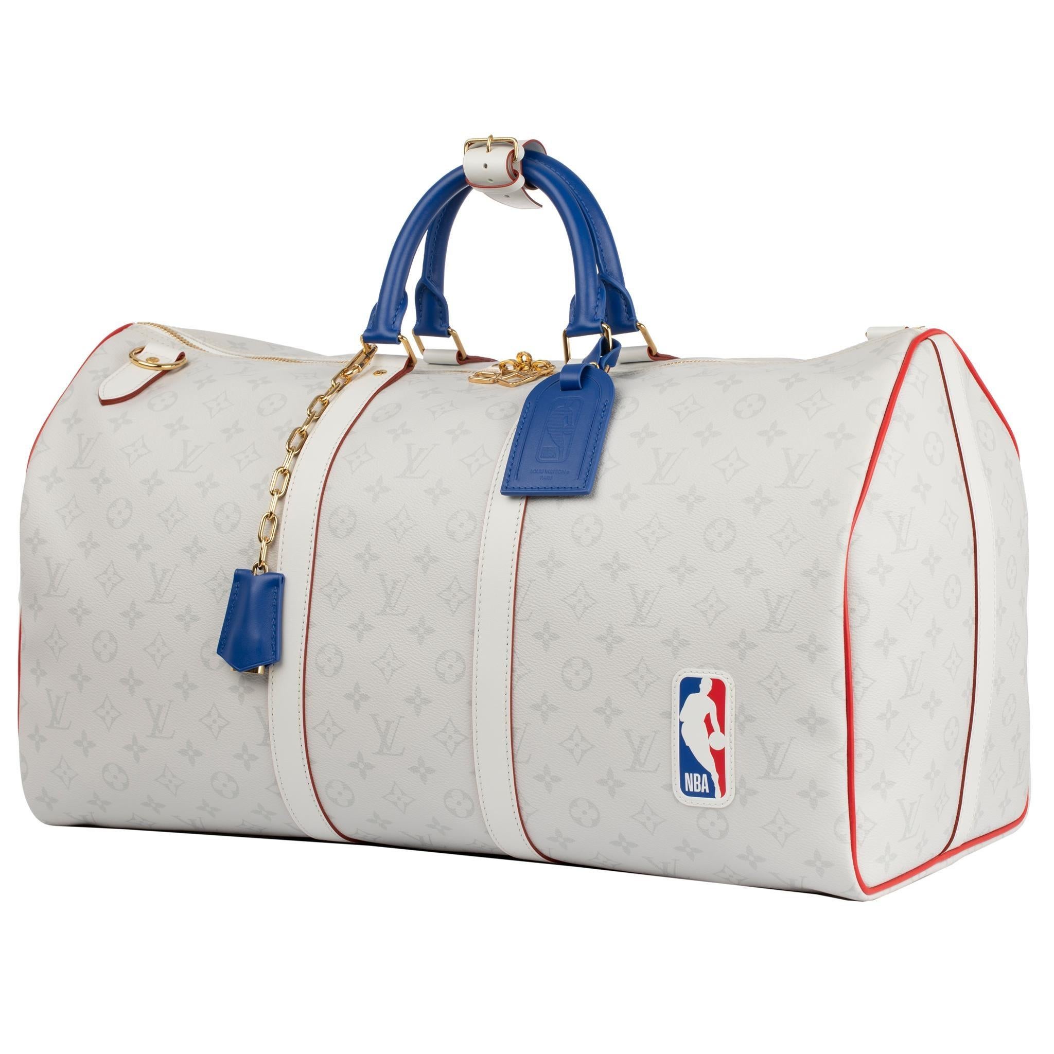 
Marchio:

Louis Vuitton

Prodotto:

Louis Vuitton x NBA Virgil Abloh Antartica Keepall 55cm

Dimensioni:

L 55 x H 27 x P 20 Cm

Colore:

Antartide
Materiale:

Tela Monogram Coates

Hardware:

Tonalità oro

Dettagli:	
- Chiusura a doppia zip

-