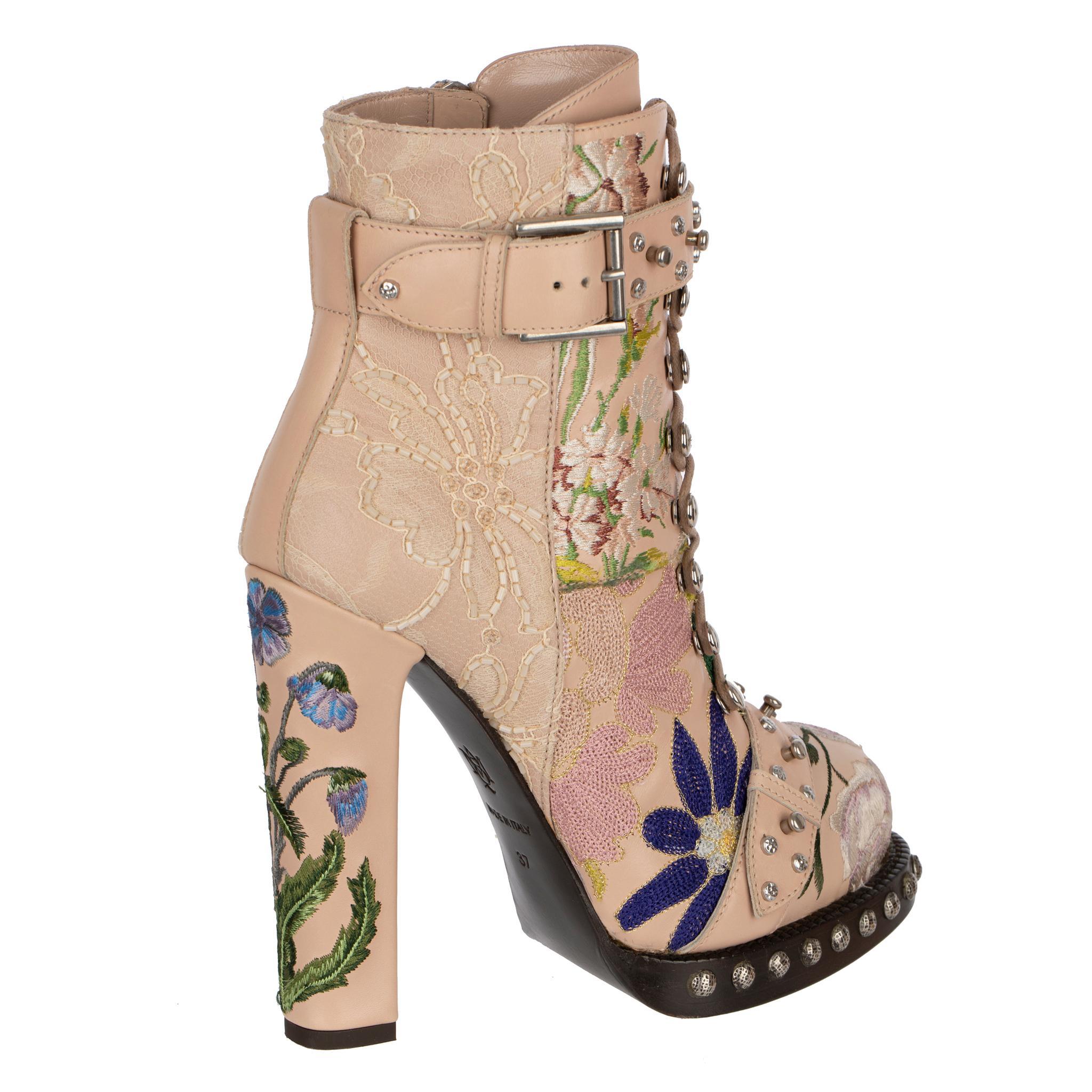 
Marque : Alexander McQueen

Produit : Bottes à talons hauts

Taille : 37 Fr

Coloris : beige et broderie multicolore

Talon : 14 cm

MATERIAL : Cuir

Condition : Pristine ; jamais porté

Accompagné de : Boîte et deux sacs à poussière Alexander