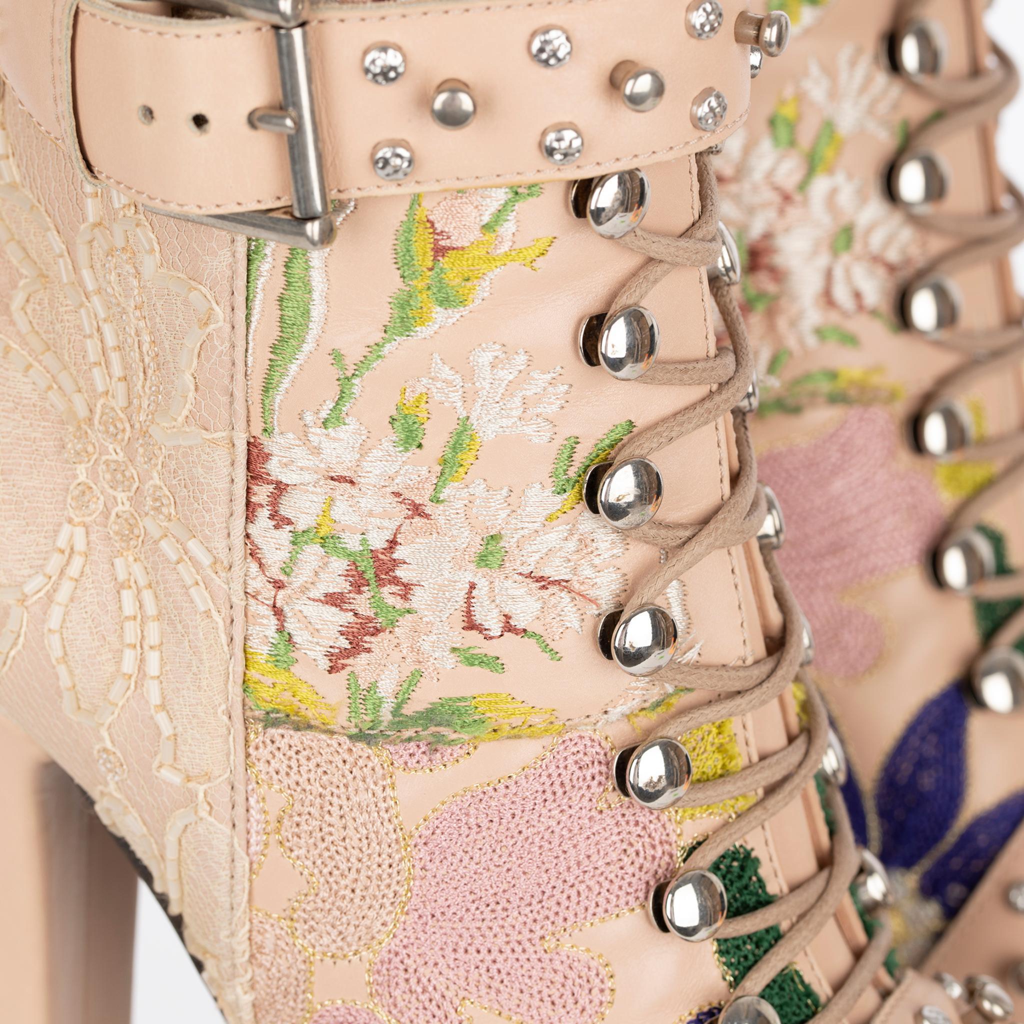 Alexander McQueen - Bottes à lacets avec broderie 37 FR en vente 5