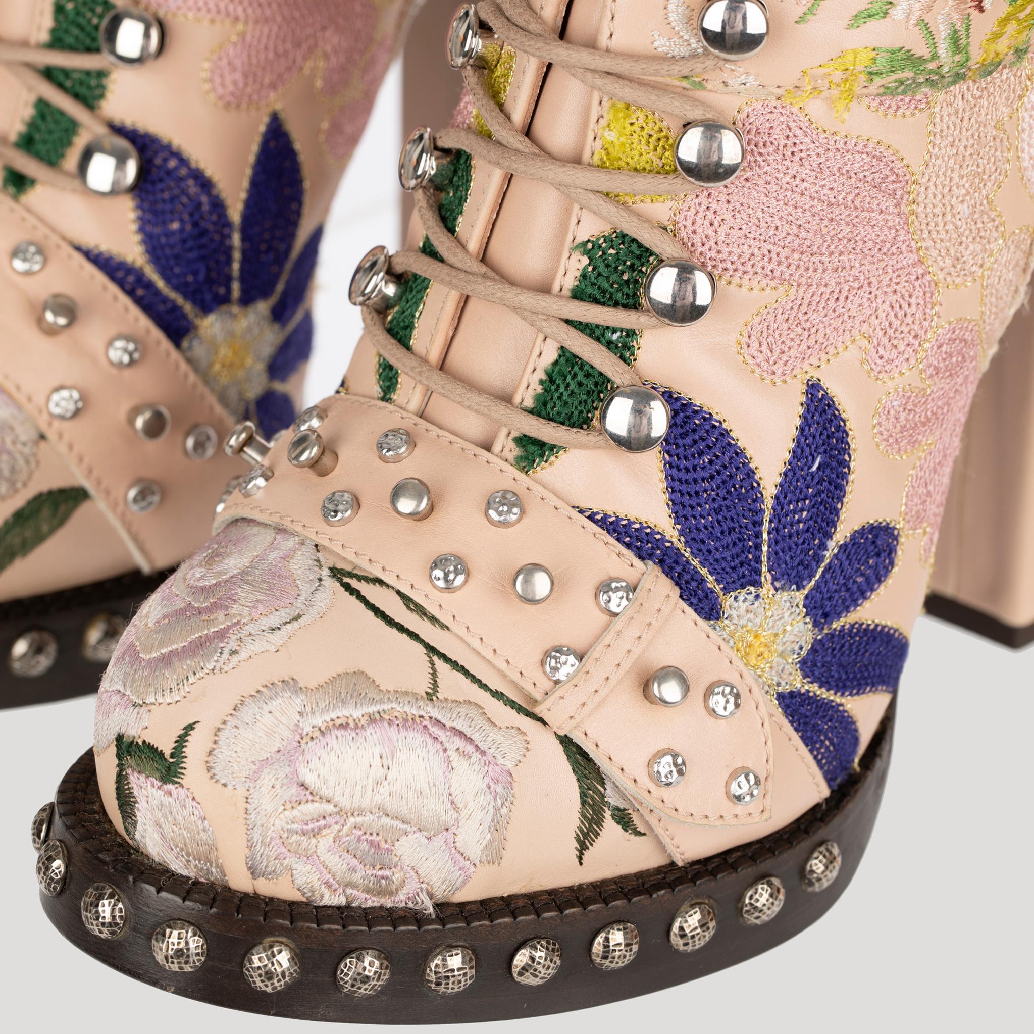 Alexander McQueen - Bottes à lacets avec broderie 37 FR en vente 4