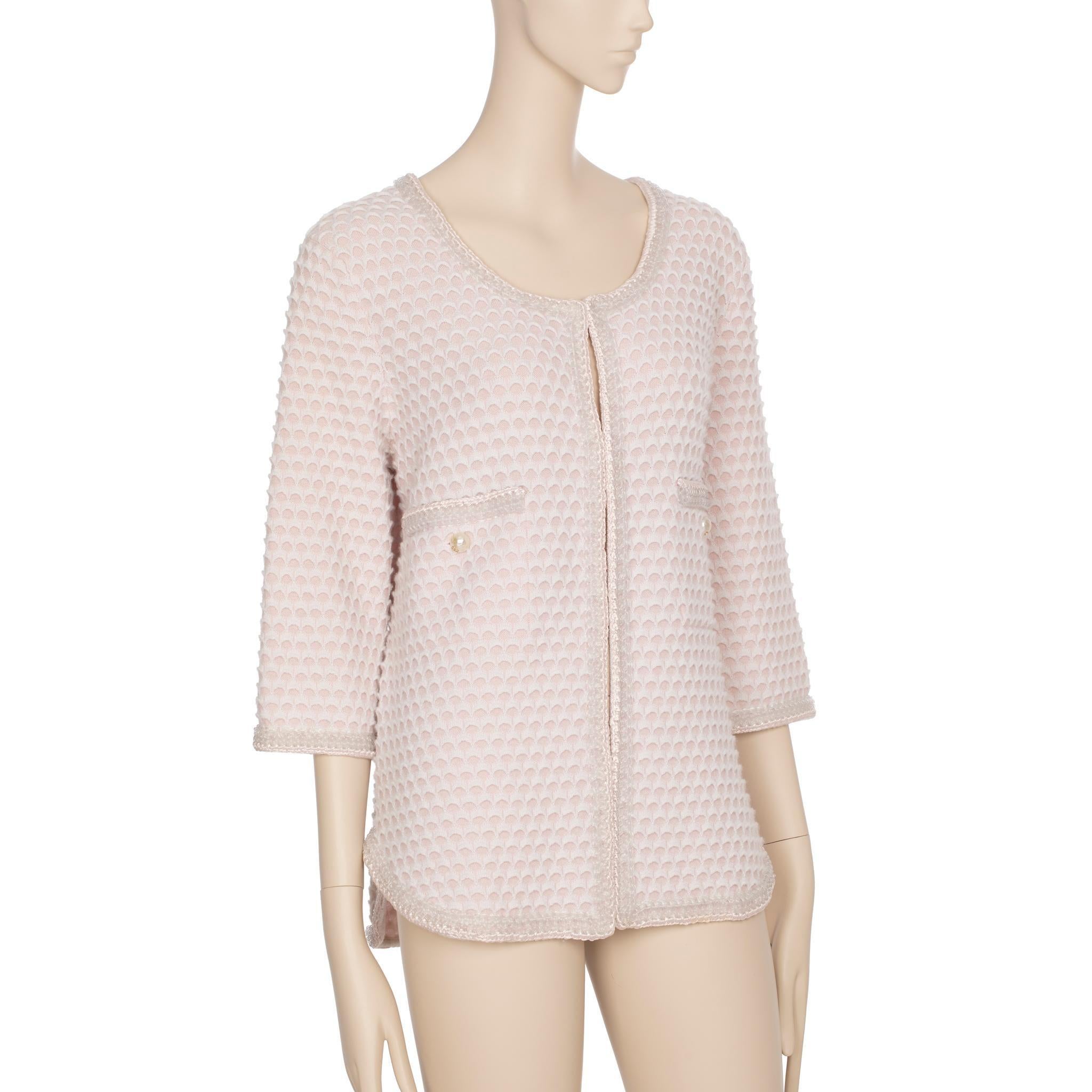 Marque : Chanel

Produit : Cardigan en tweed

Taille : 42 Fr

Couleur : Rose et crème

Matériau :

Extérieur : 100% cachemire

Autre : 90% Vinyle & 10% Viscose

Code produit : P43870K04524

Condit : Pré-utilisé ; Excellent

Détails :

- Manches